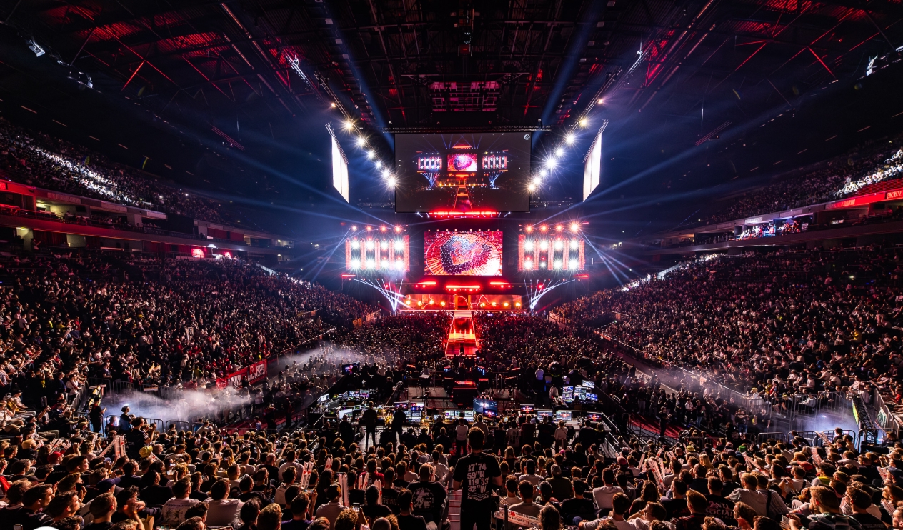 Полная арена фанатов и сцена IEM Cologne во время турнира по Counter-Strike 2