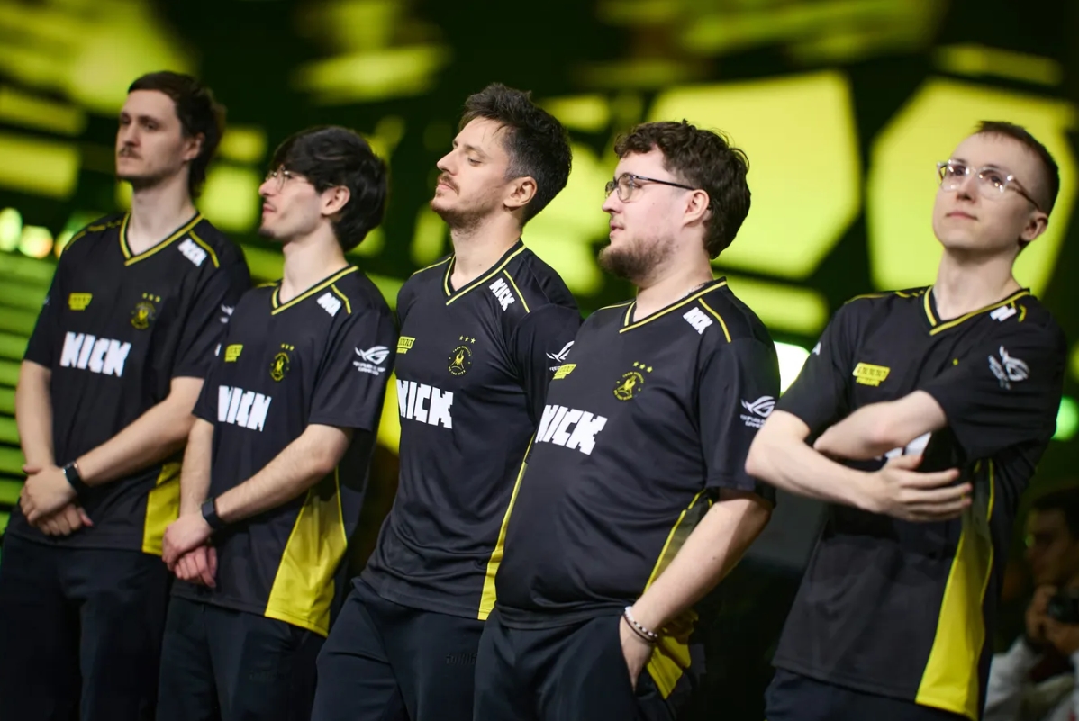 Игроки Team Vitality выходят на сцену перед матчем на IEM Cologne 2026