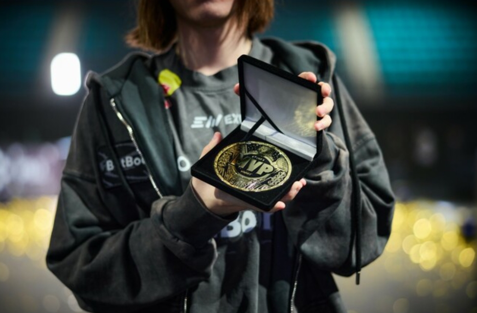 donk с MVP медалью после победы Team Spirit на PGL Astana 2026 — лучший игрок турнира CS2 с рейтингом 1.61