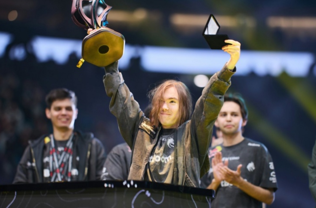 donk поднимает трофей и MVP медаль после победы Team Spirit в финале PGL Astana 2026 по CS2