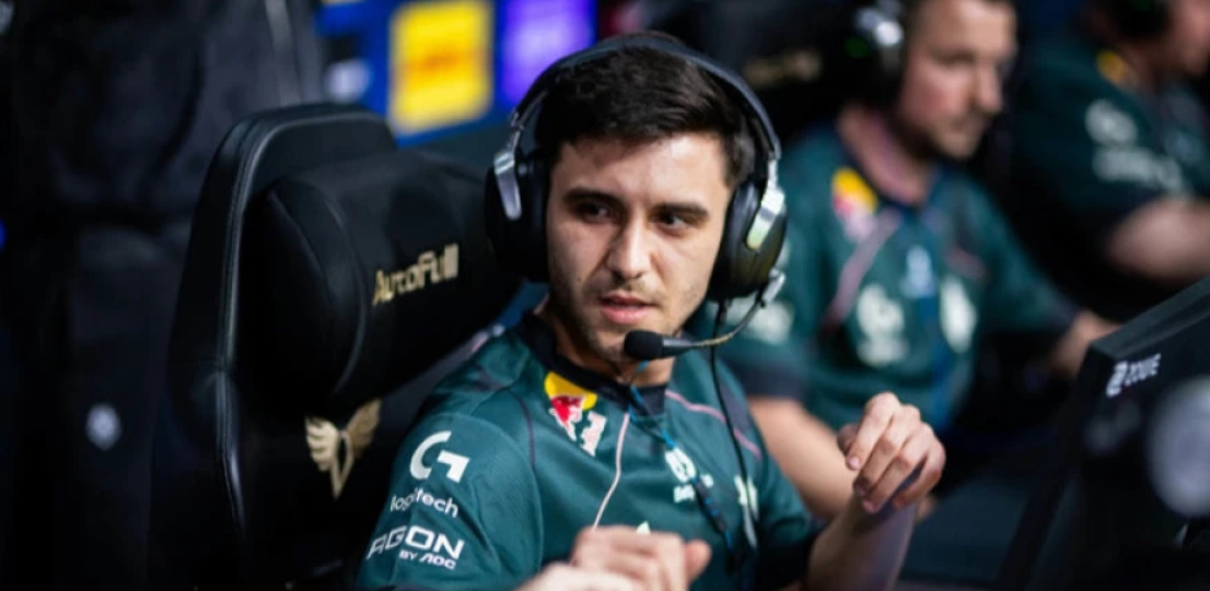 Игрок BIG сосредоточен во время матча Stage 2 на IEM Cologne Major 2026 по CS2