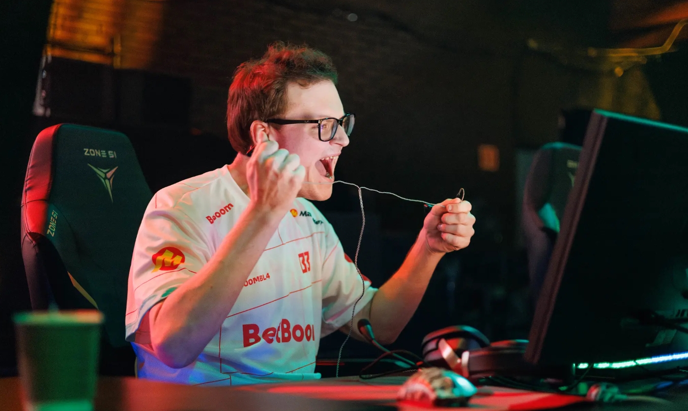 Игрок BetBoom Team эмоционально реагирует во время матча Stage 2 на IEM Cologne Major 2026