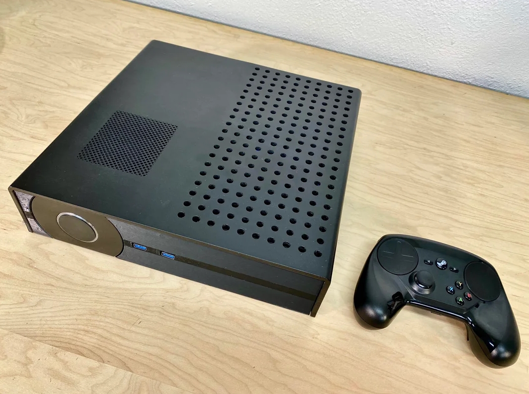 Компактный корпус Steam Machine с вентиляционными отверстиями и портами USB на передней панели