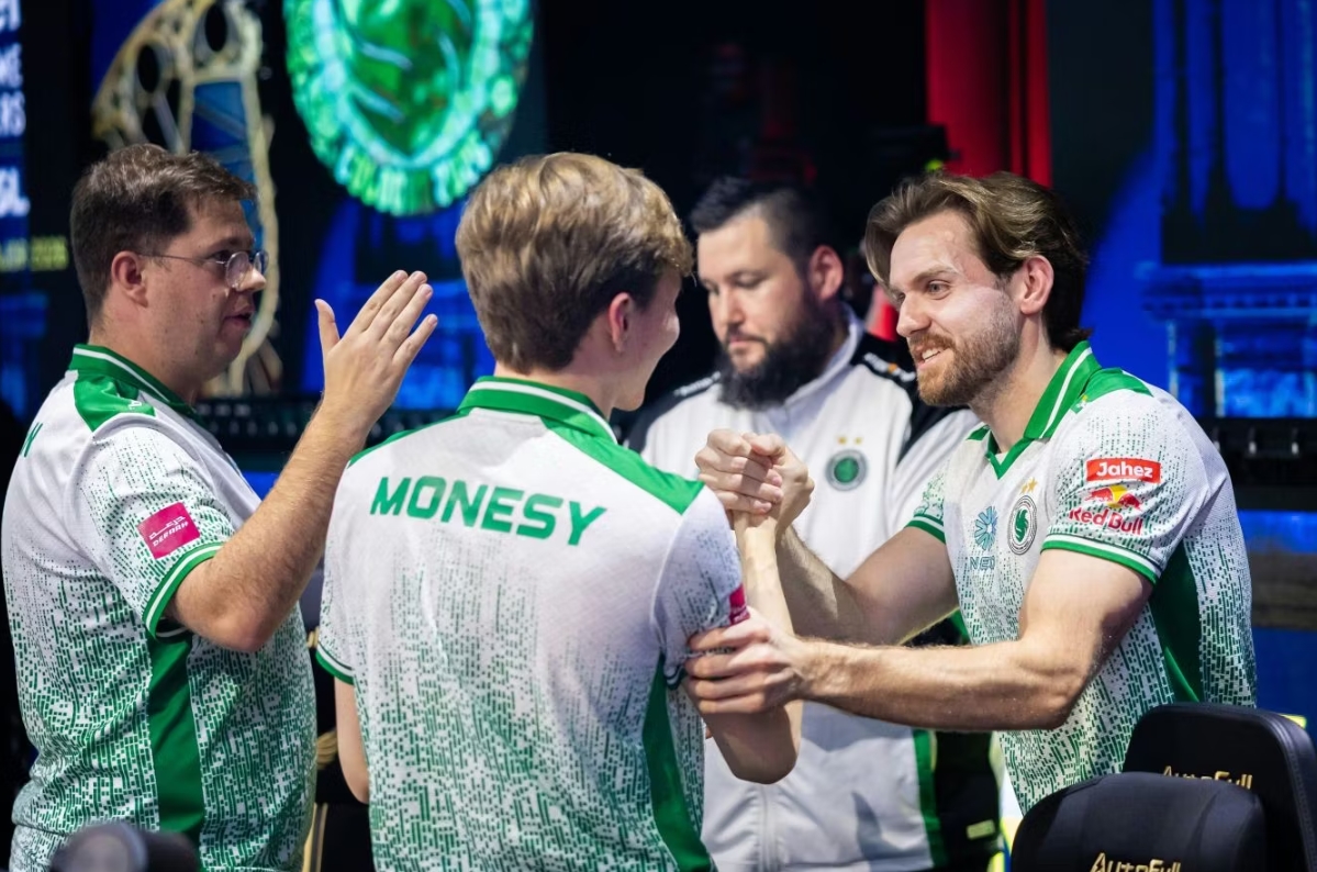Игроки Falcons обсуждают матч после победы над FURIA на IEM Cologne Major 2026