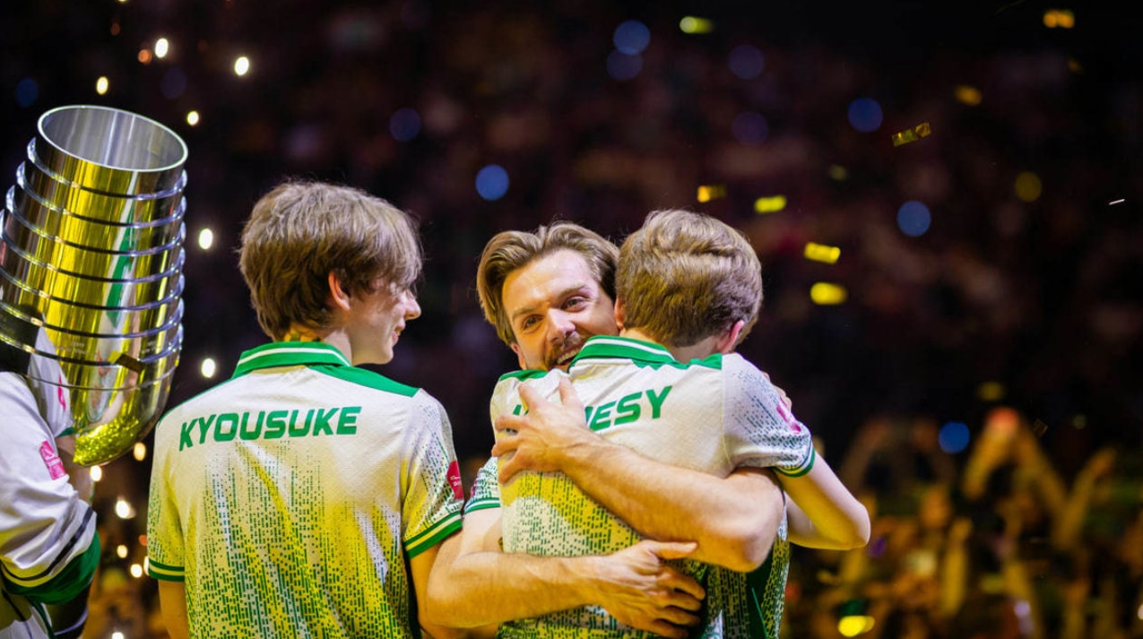 NiKo и m0NESY празднуют победу Team Falcons в финале IEM Cologne Major 2026