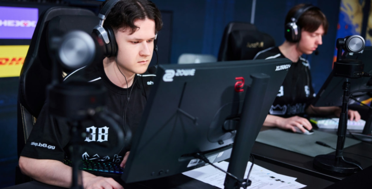 Профессиональные игроки CS2 выступают на сцене IEM Cologne Major 2026