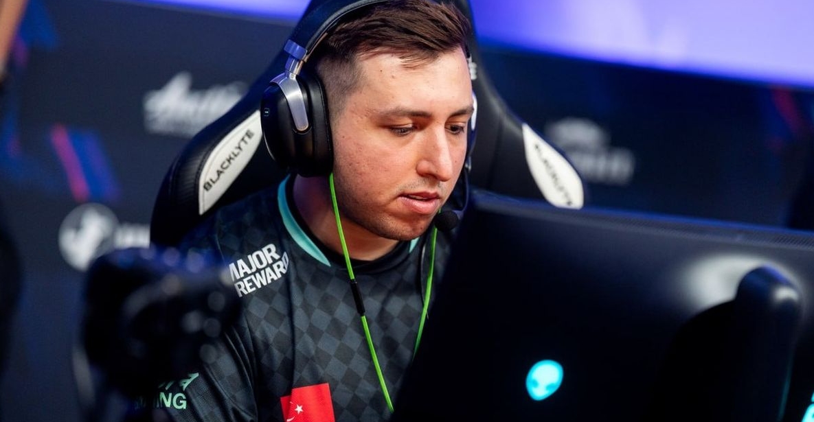 Игрок Team Spirit сосредоточенно играет матч против Aurora Gaming на стадии Stage 3 турнира IEM Cologne Major 2026 по Counter-Strike 2