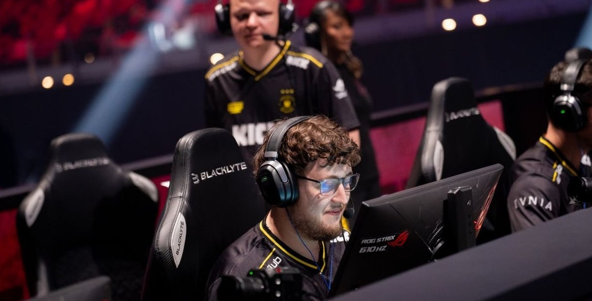 Киберспортсмен Team Vitality играет официальный матч на IEM Cologne Major 2026