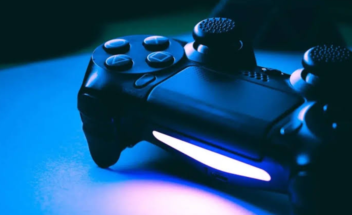 Контроллер DualShock 4 для PlayStation с фирменной синей подсветкой крупным планом