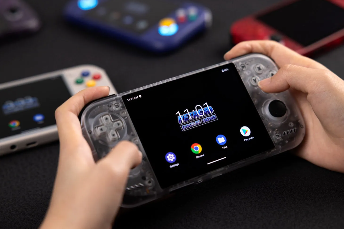 Retroid Pocket Nova в руках — Android-приставка с AMOLED-дисплеем 120Hz для эмуляции игр PS3 и Switch