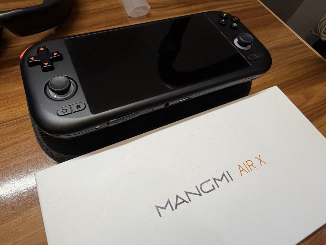Портативная консоль Mangmi Air X рядом с фирменной коробкой устройства